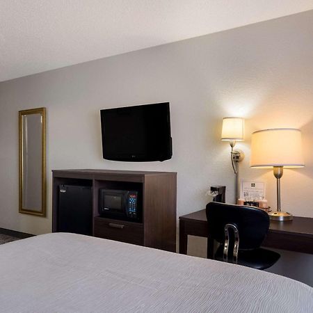 Quality Inn Hall Of Fame Canton Exteriör bild