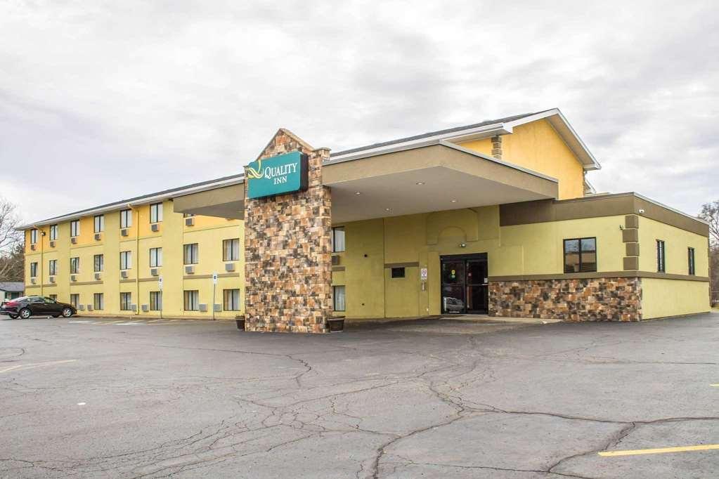 Quality Inn Hall Of Fame Canton Exteriör bild
