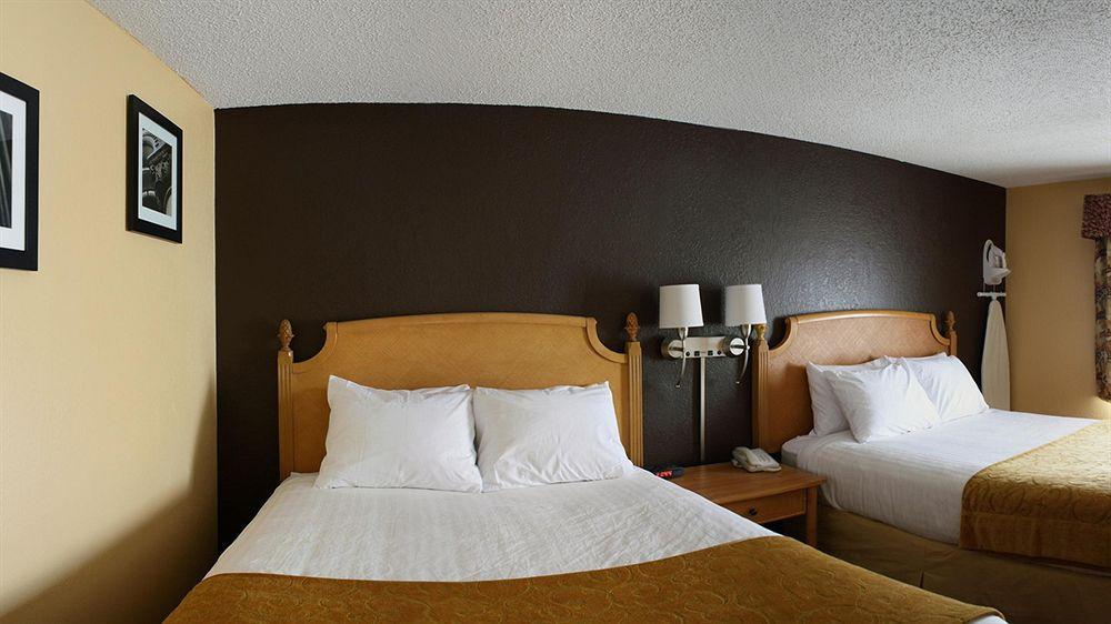 Quality Inn Hall Of Fame Canton Exteriör bild