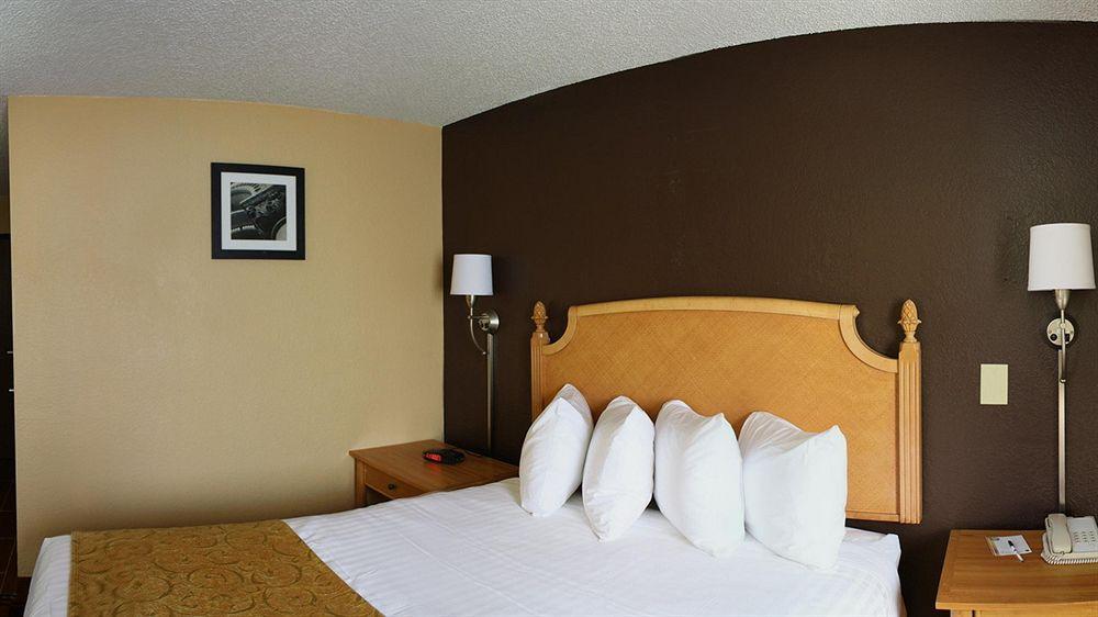 Quality Inn Hall Of Fame Canton Exteriör bild