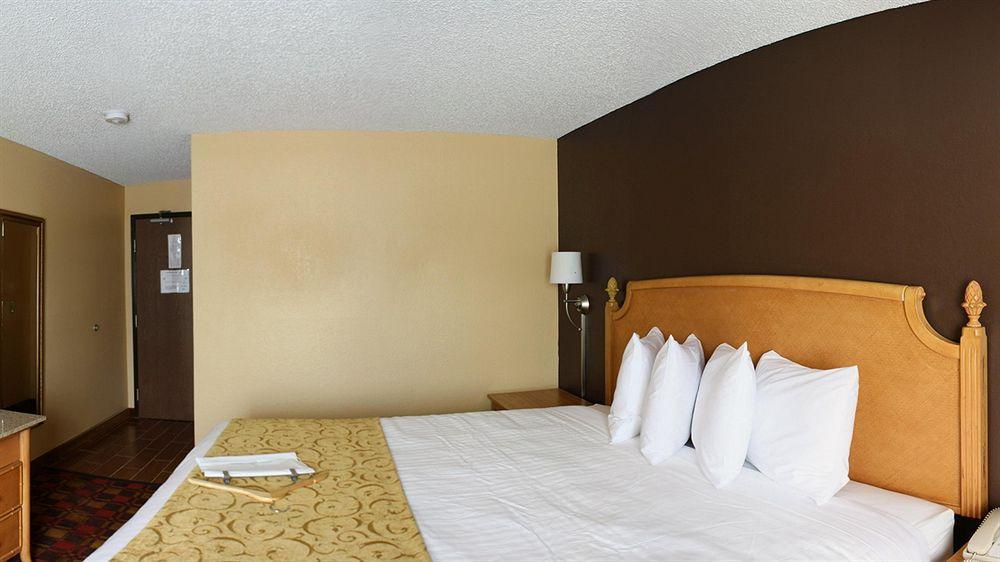 Quality Inn Hall Of Fame Canton Exteriör bild