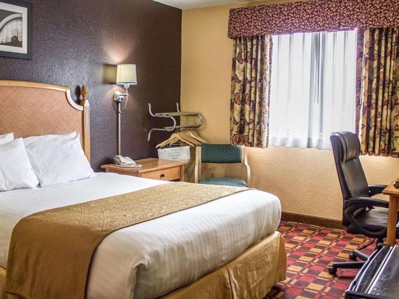 Quality Inn Hall Of Fame Canton Exteriör bild