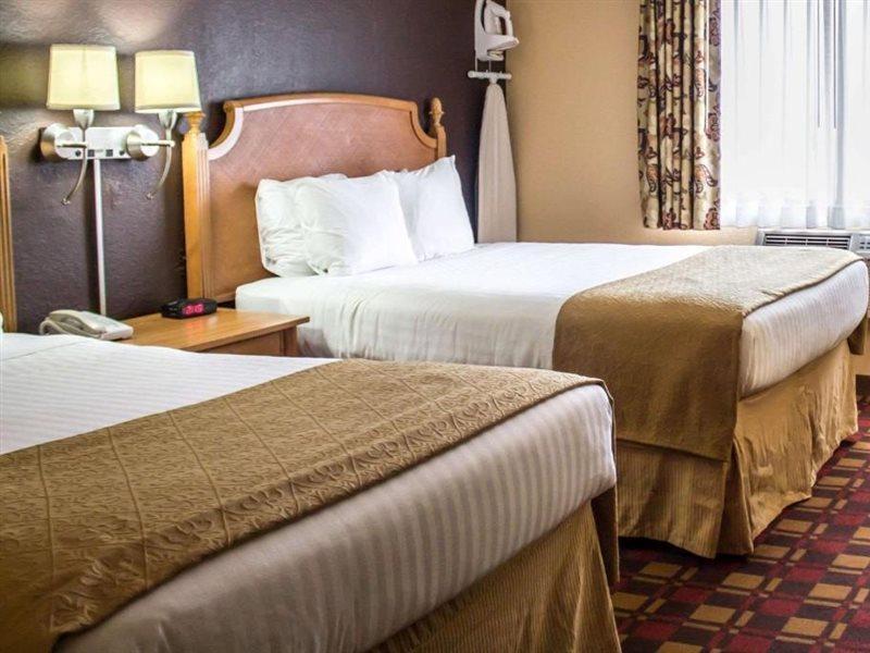 Quality Inn Hall Of Fame Canton Exteriör bild