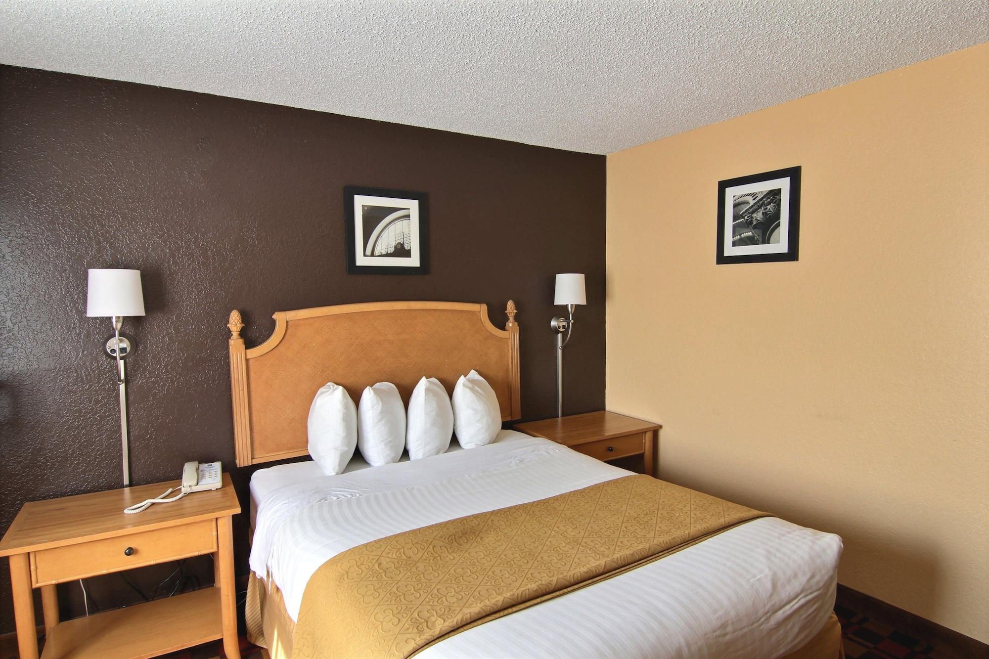 Quality Inn Hall Of Fame Canton Exteriör bild