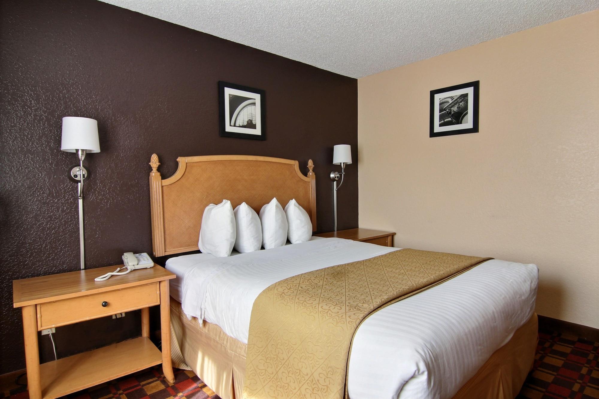 Quality Inn Hall Of Fame Canton Exteriör bild