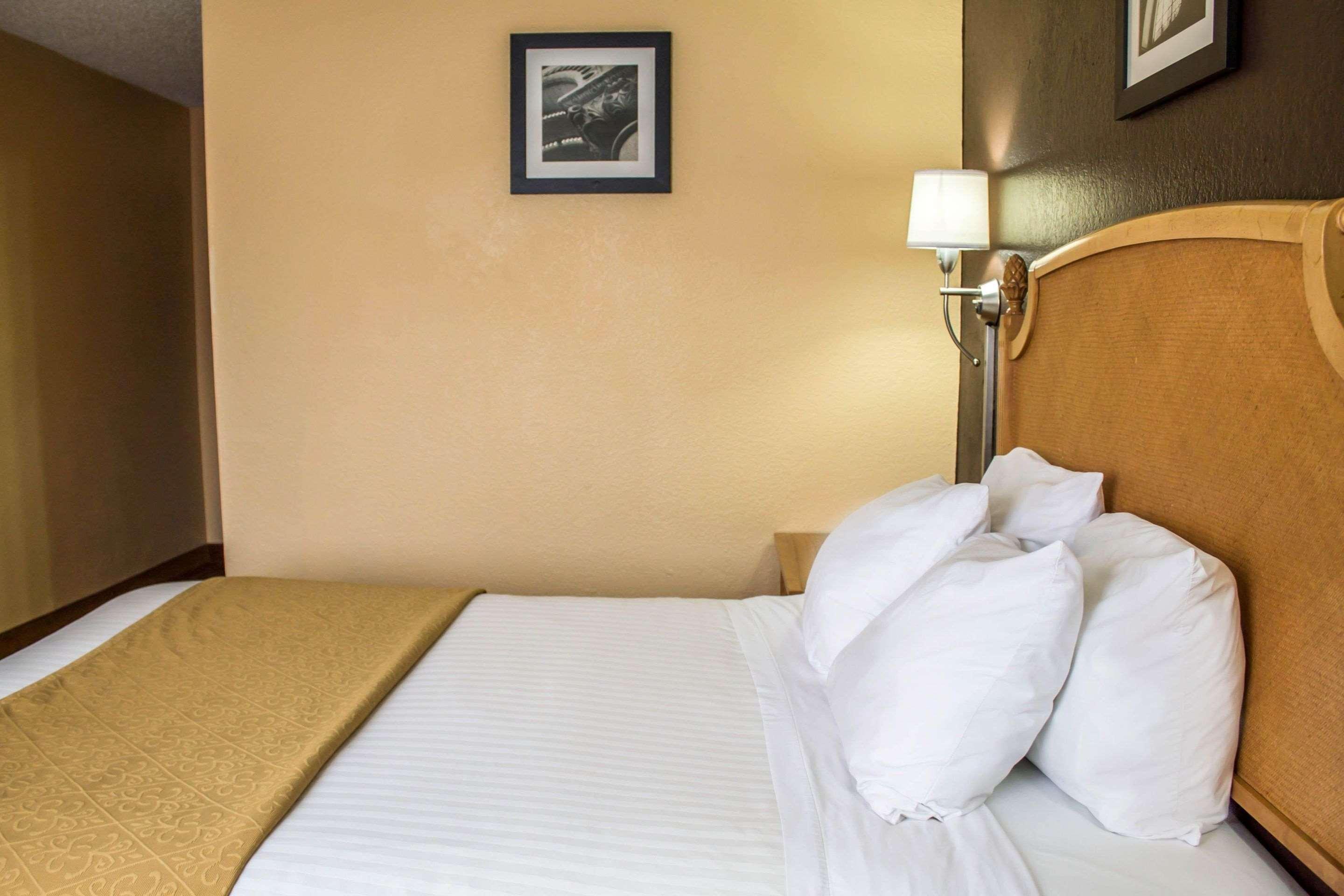 Quality Inn Hall Of Fame Canton Exteriör bild