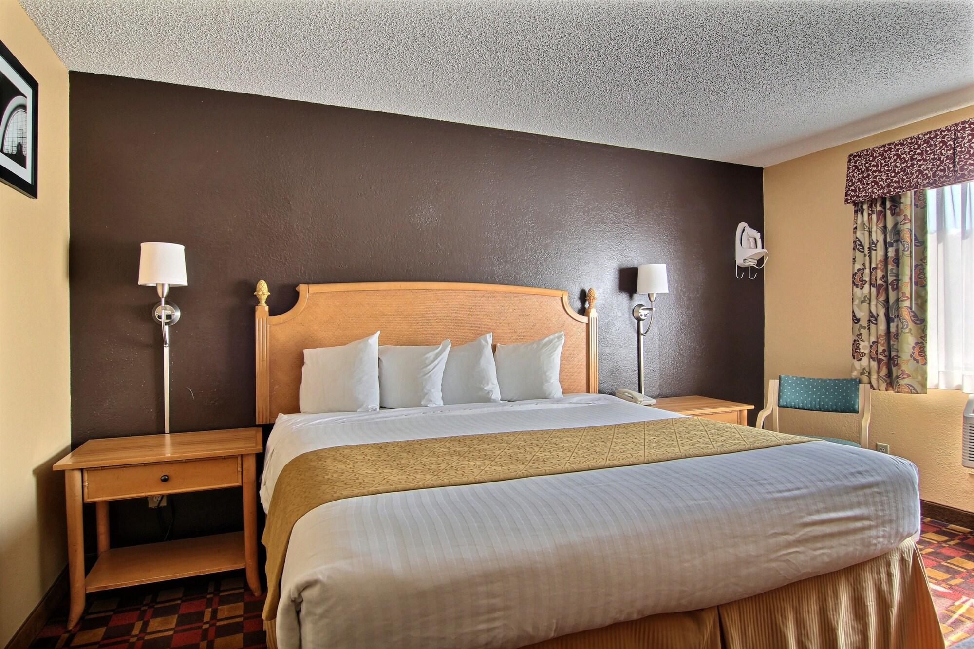 Quality Inn Hall Of Fame Canton Exteriör bild