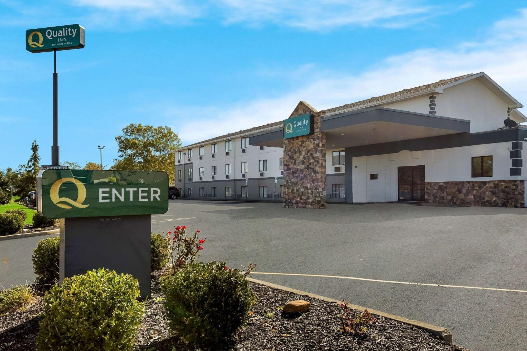 Quality Inn Hall Of Fame Canton Exteriör bild
