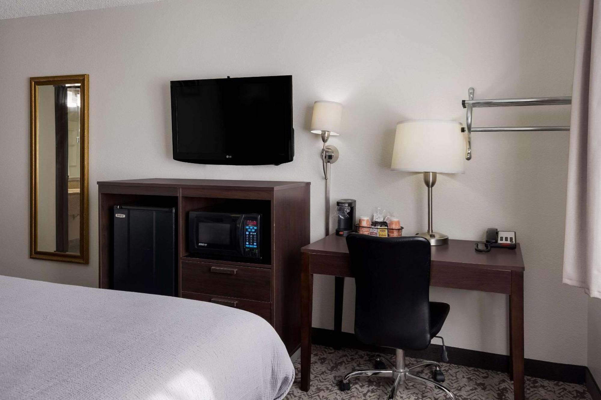 Quality Inn Hall Of Fame Canton Exteriör bild