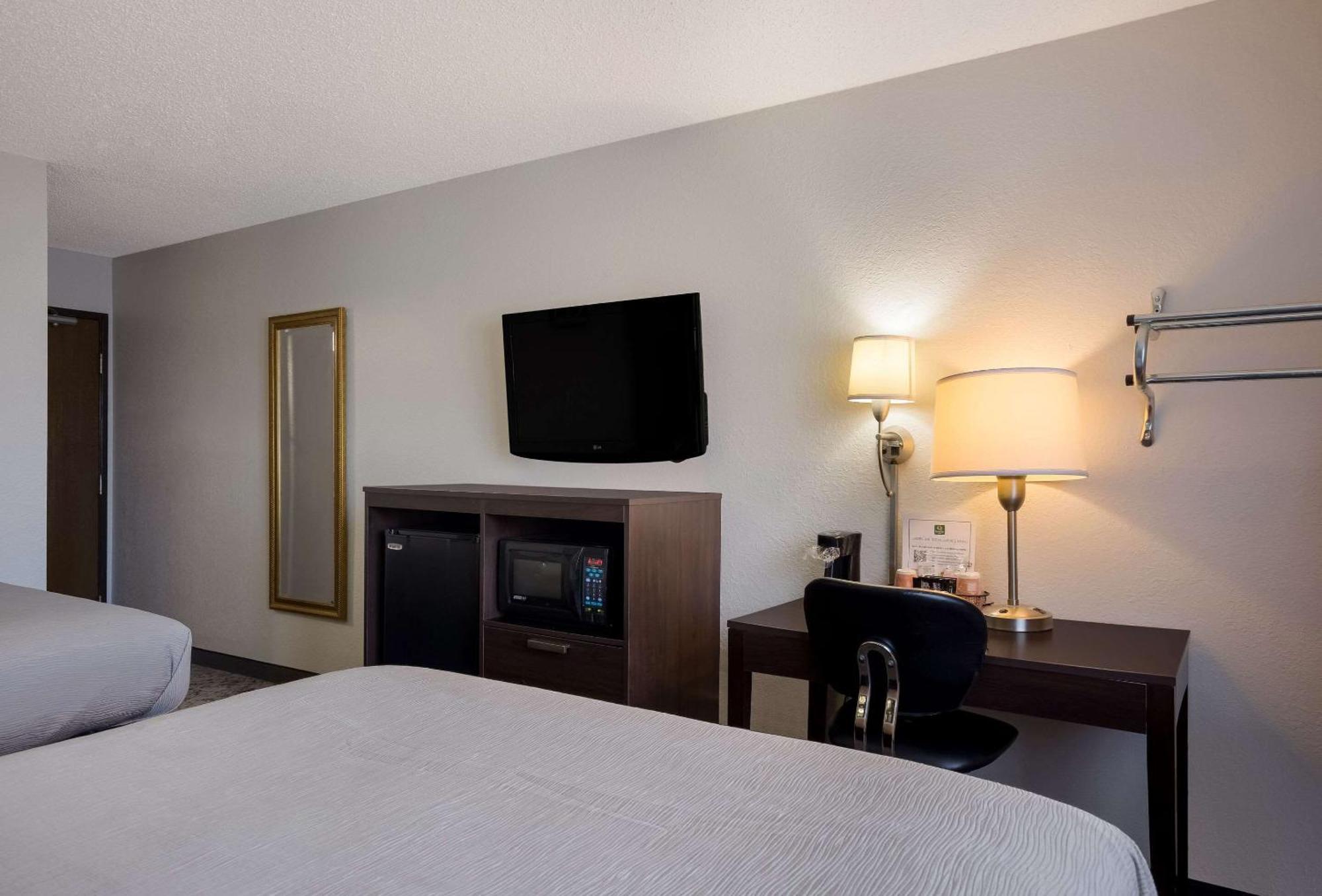 Quality Inn Hall Of Fame Canton Exteriör bild