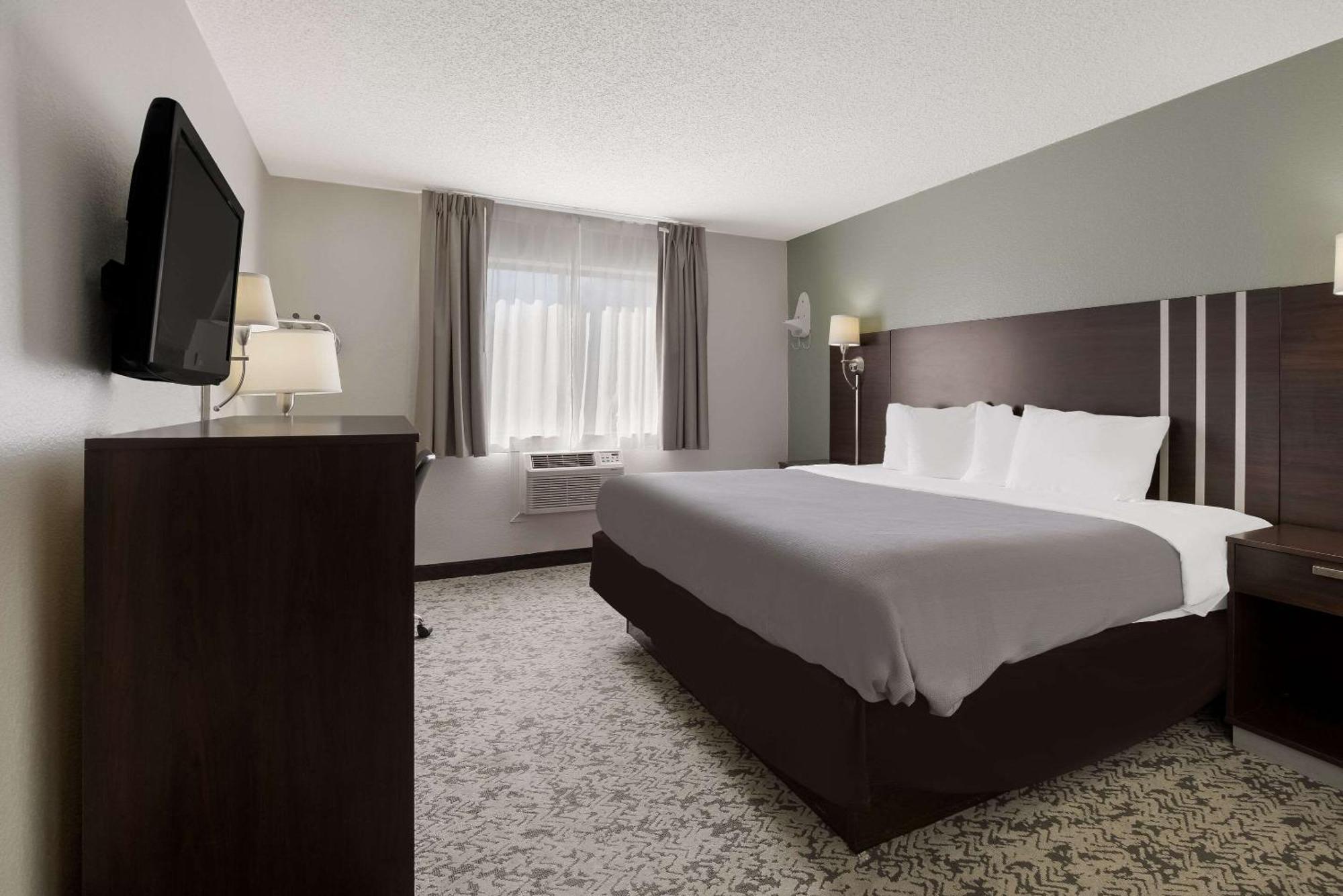 Quality Inn Hall Of Fame Canton Exteriör bild