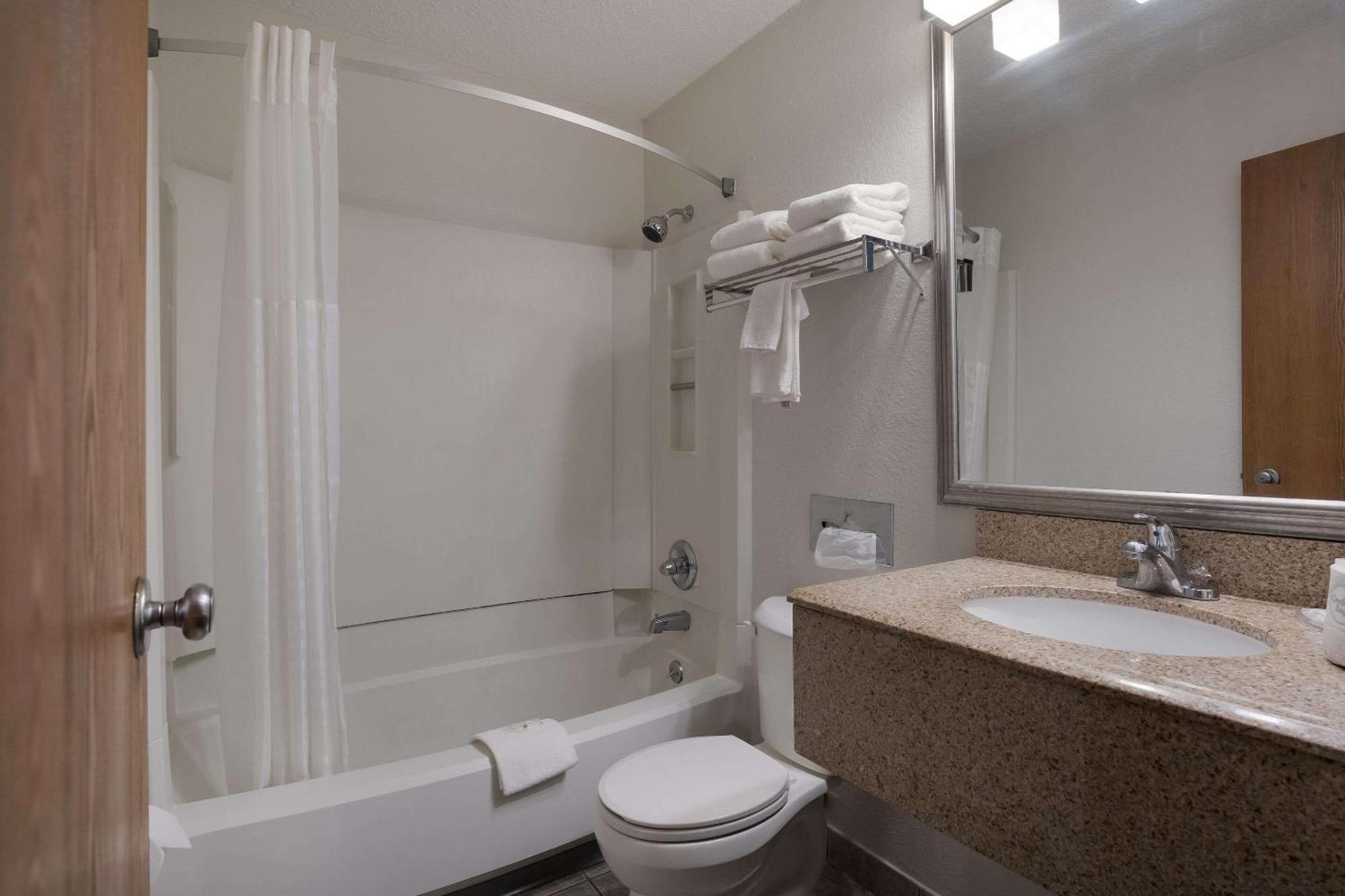 Quality Inn Hall Of Fame Canton Exteriör bild
