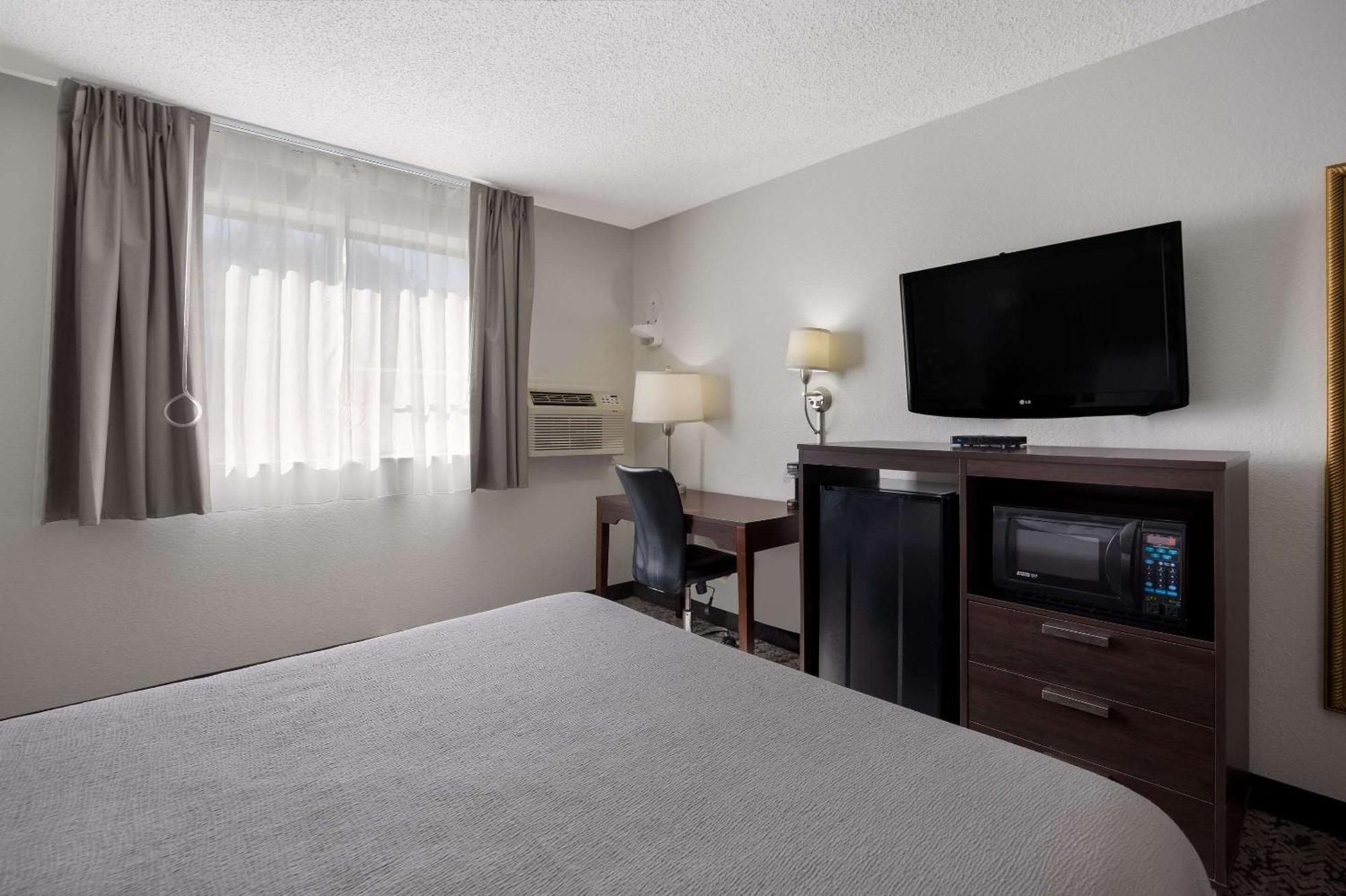 Quality Inn Hall Of Fame Canton Exteriör bild