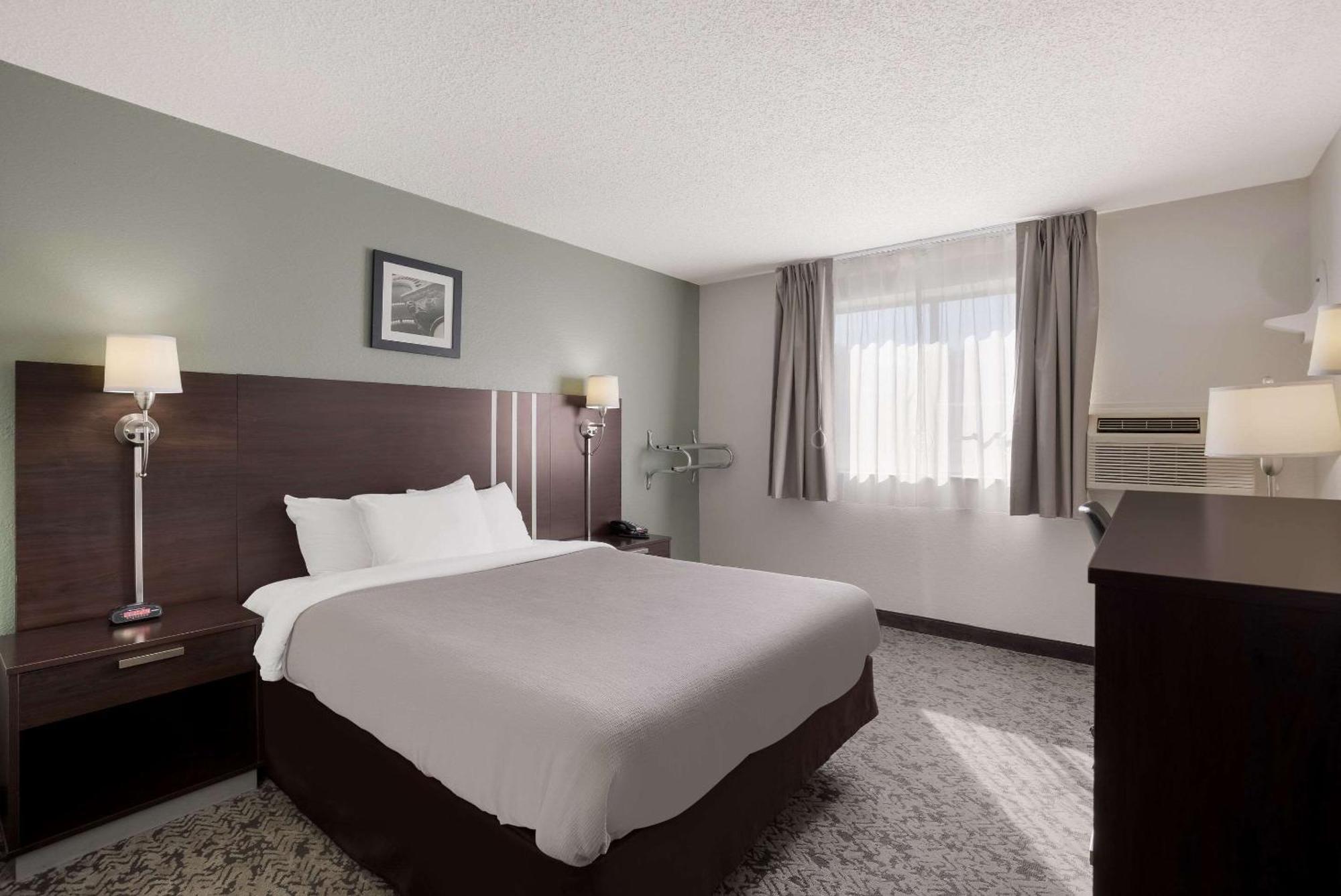 Quality Inn Hall Of Fame Canton Exteriör bild