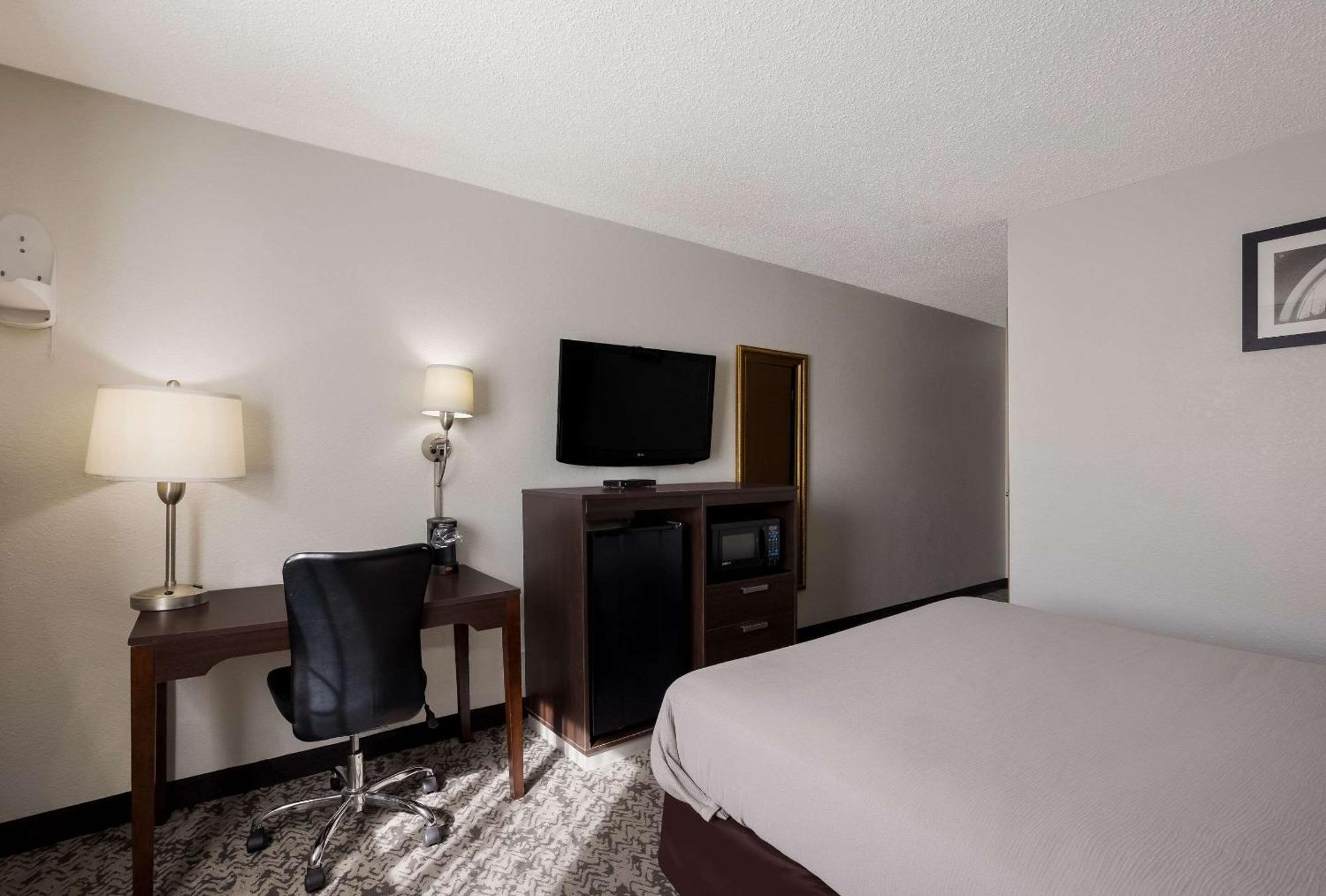 Quality Inn Hall Of Fame Canton Exteriör bild