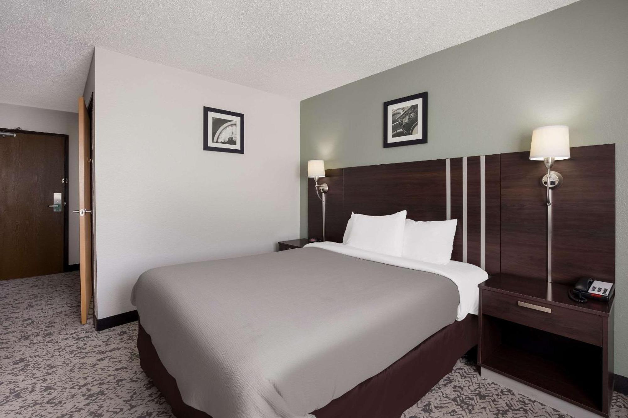 Quality Inn Hall Of Fame Canton Exteriör bild