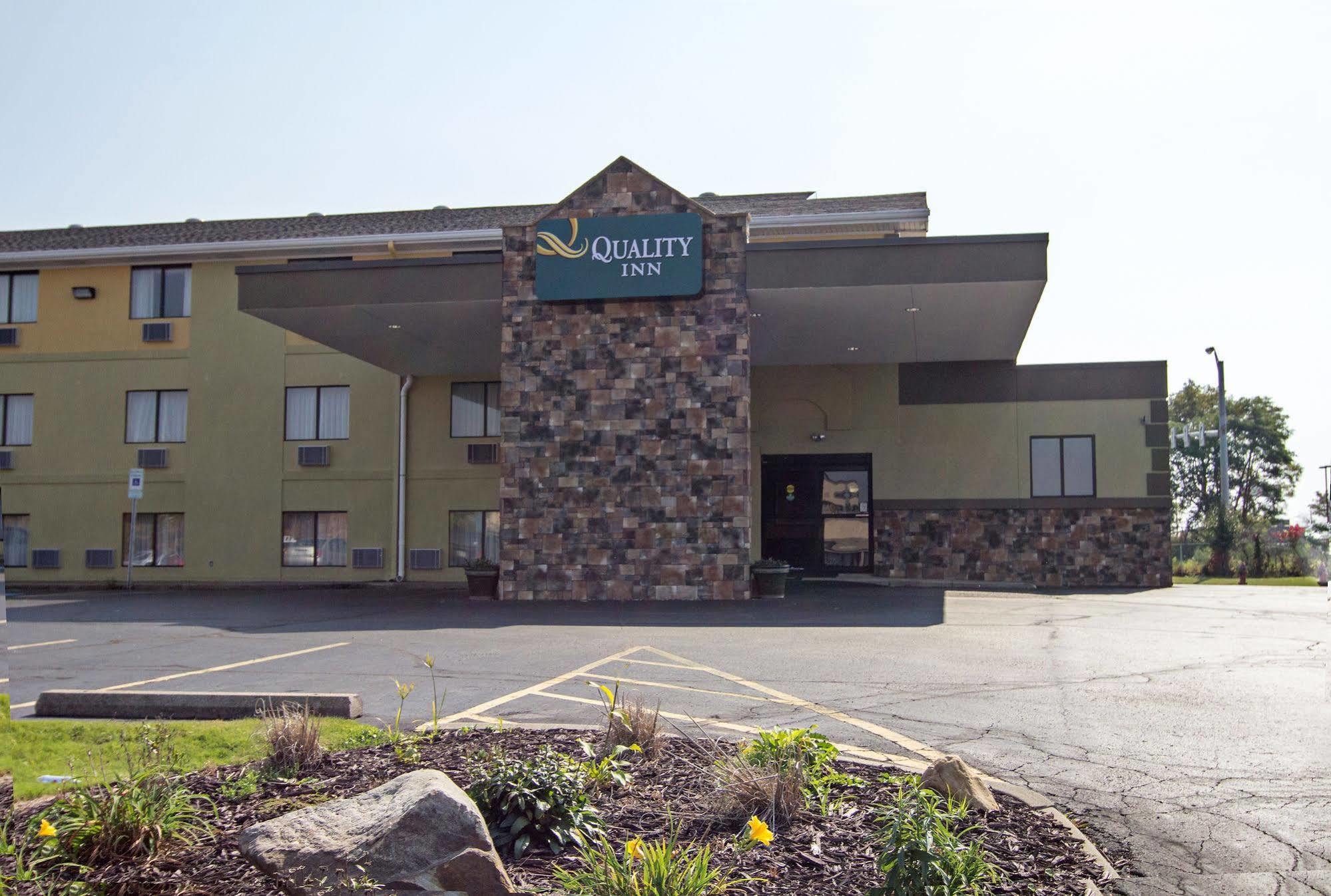 Quality Inn Hall Of Fame Canton Exteriör bild
